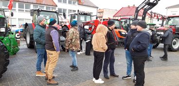 Kilkadziesiąt ciągników wyjechało dziś na drogi powiatu wieluńskiego. Rolnicy protestowali przeciw unijnej polityce rolnej